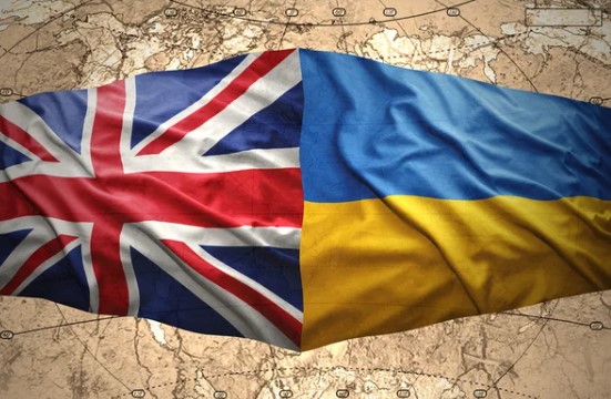 Скандал у Британії: зі штаб-квартири міської ради Чела сфорд раптово зник прапор України